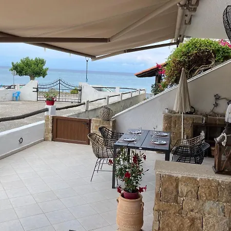Paralia Apartment *